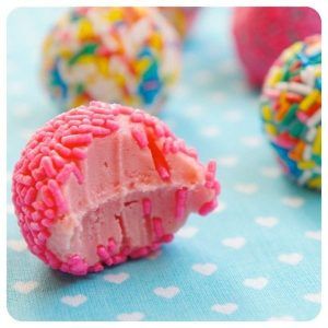 Εύκολα μαλακά τρουφάκια με γεύση φράουλα (brigadeiros)