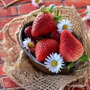 Λεύκανση Προσώπου με Μάσκα Φράουλας