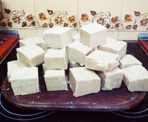 Σπιτικό χωριάτικο σαπούνι με χαμομήλι και μέλι